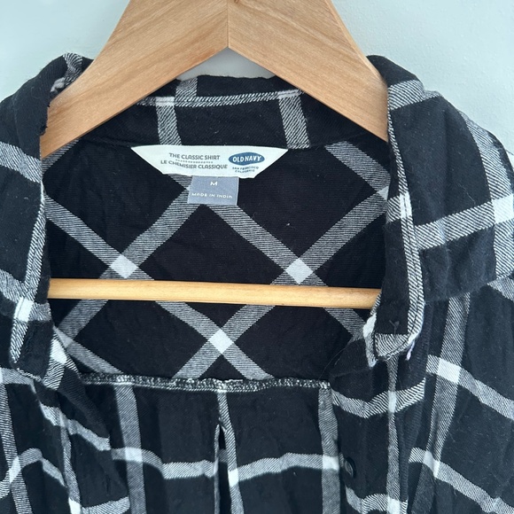 Old Navy Women’s Medium Long Sleeve Button Up Black Plaid Flannel - Picture 3 of 4